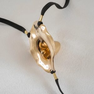 ST162 Women's Flower Bloom Penetrating G-String in Gold